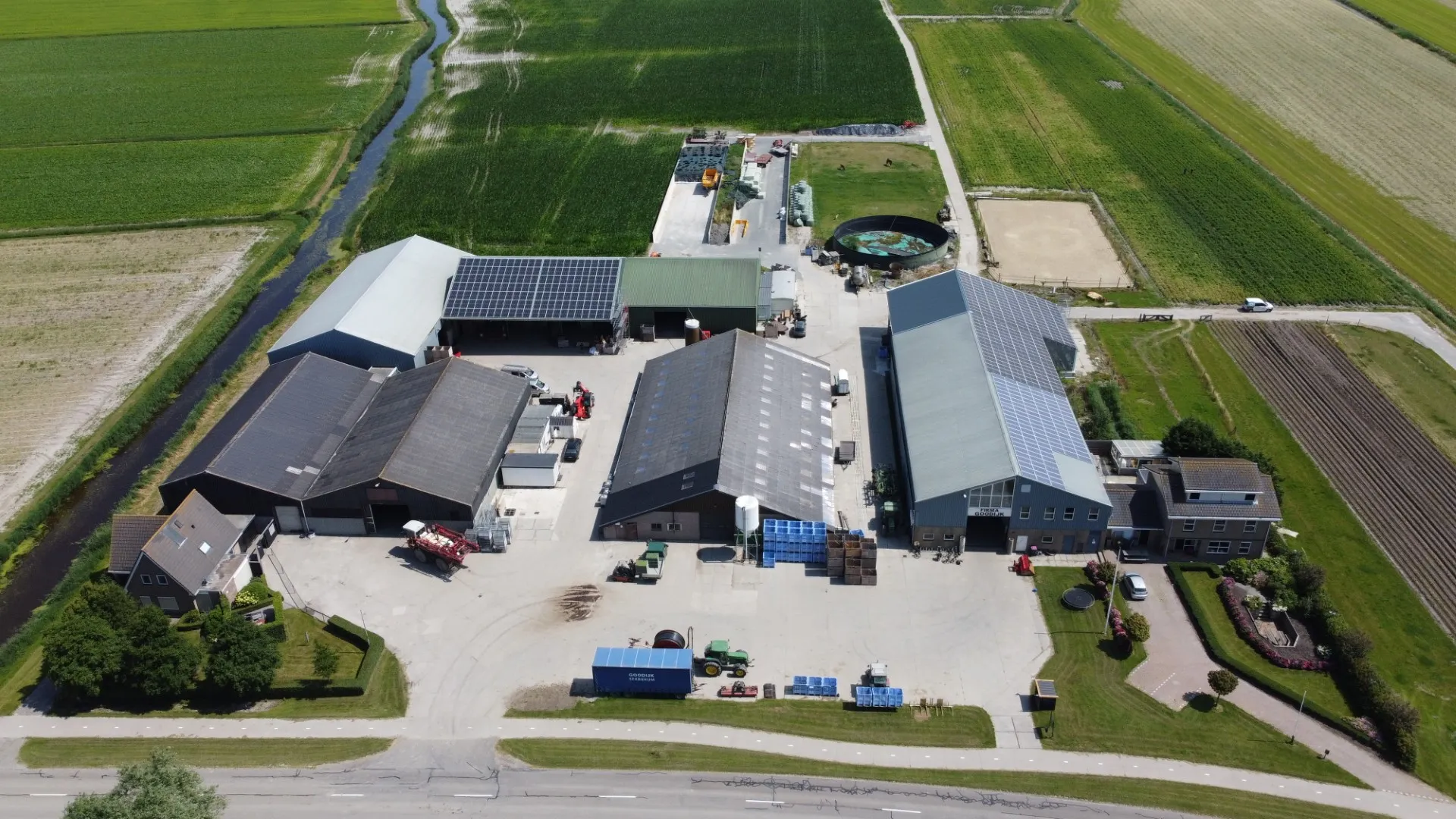 Luchtfoto Sexbierum met zonnepanelen